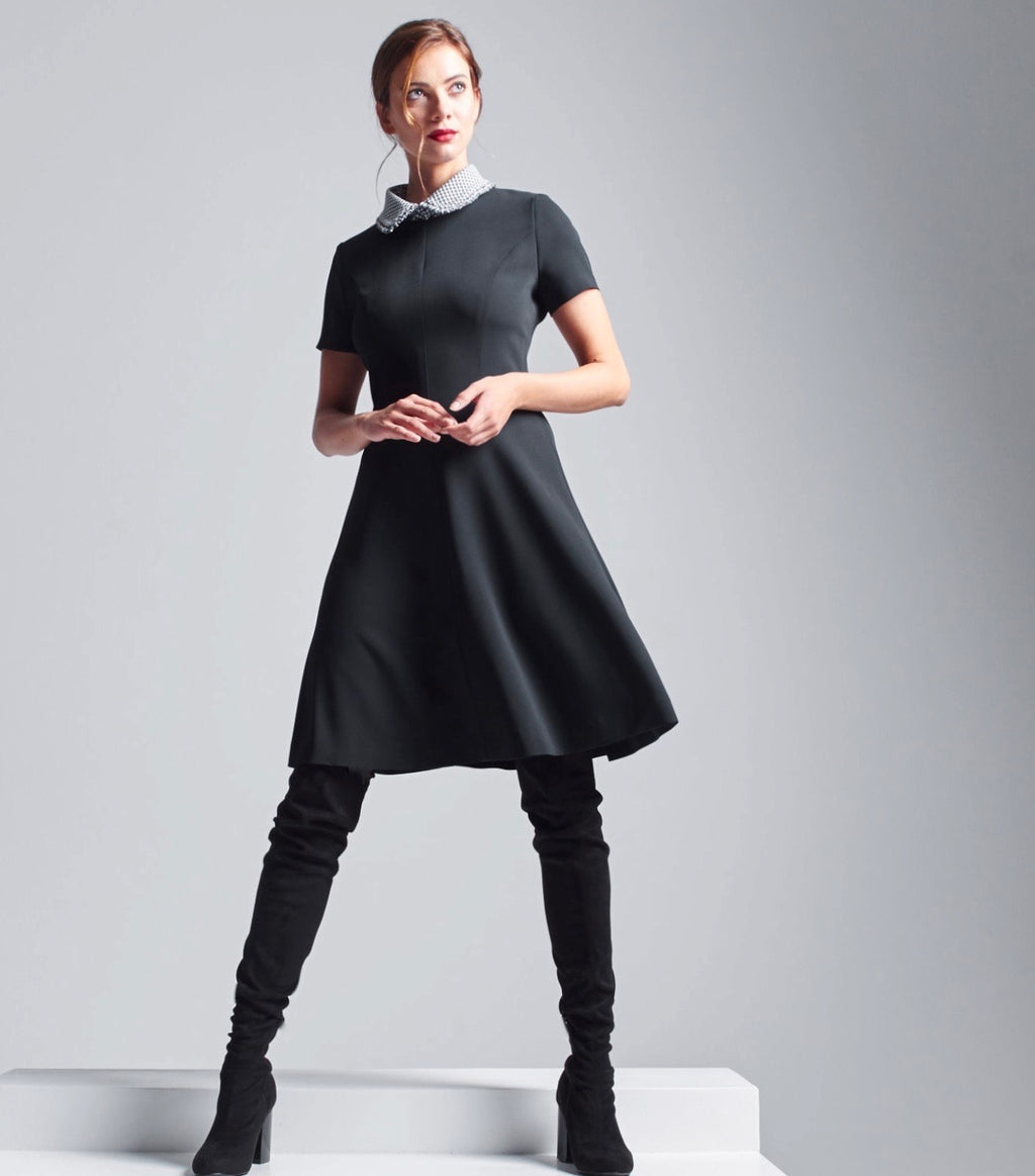 Das Model trägt den abnehmbaren Rüschenkragen in Pepita Muster kombiniert mit dem schwarzen Multiplyfashion A-Linien Kleid.