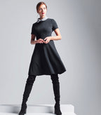 Das Model trägt den abnehmbaren Rüschenkragen in Pepita Muster kombiniert mit dem schwarzen Multiplyfashion A-Linien Kleid.