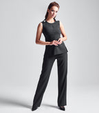 Anliegendes schwarzes Multiplyfashion Oberteil kombiniert mit der geraden Multiplyfashion Hose und dem Multiplyfashion Kristall Kragen. Das Model trägt dazu schwarze, elegante Pumps.
