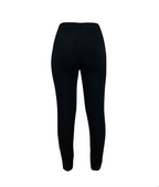 Anliegende schwarze Multiplyfashion Hose mit nahtverdecktem Reißverschluss. 