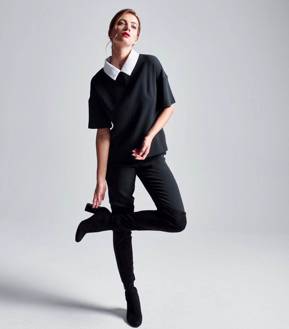 Das Model trägt den abnehmbaren Hemdkragen aus weißem Baumwoll-Jacquard kombiniert mit dem schwarzen Multiplyfashion Shift Oberteil und der anliegenden Multiplyfashion Hose.