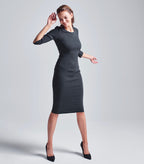 Schwarzes  Multiplyfashion Bleistiftkleid mit schmalem 3/4 Ärmel aus Viskose-Mischgewebe mit einem etwas über dem Knie endenden Saum. Vorderansicht des Models mit figurbetontem Bleistiftkleid in Kombination mit schwarzen, eleganten Pumps.