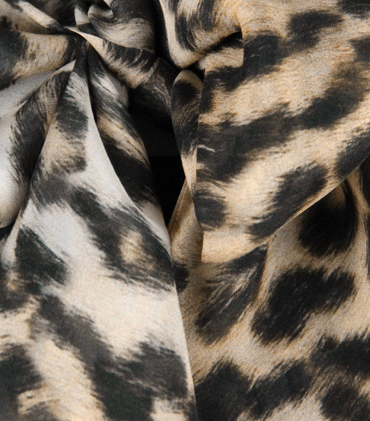 Detail Multiplyfashion Leoprint-Schalkragen aus reiner Seide.