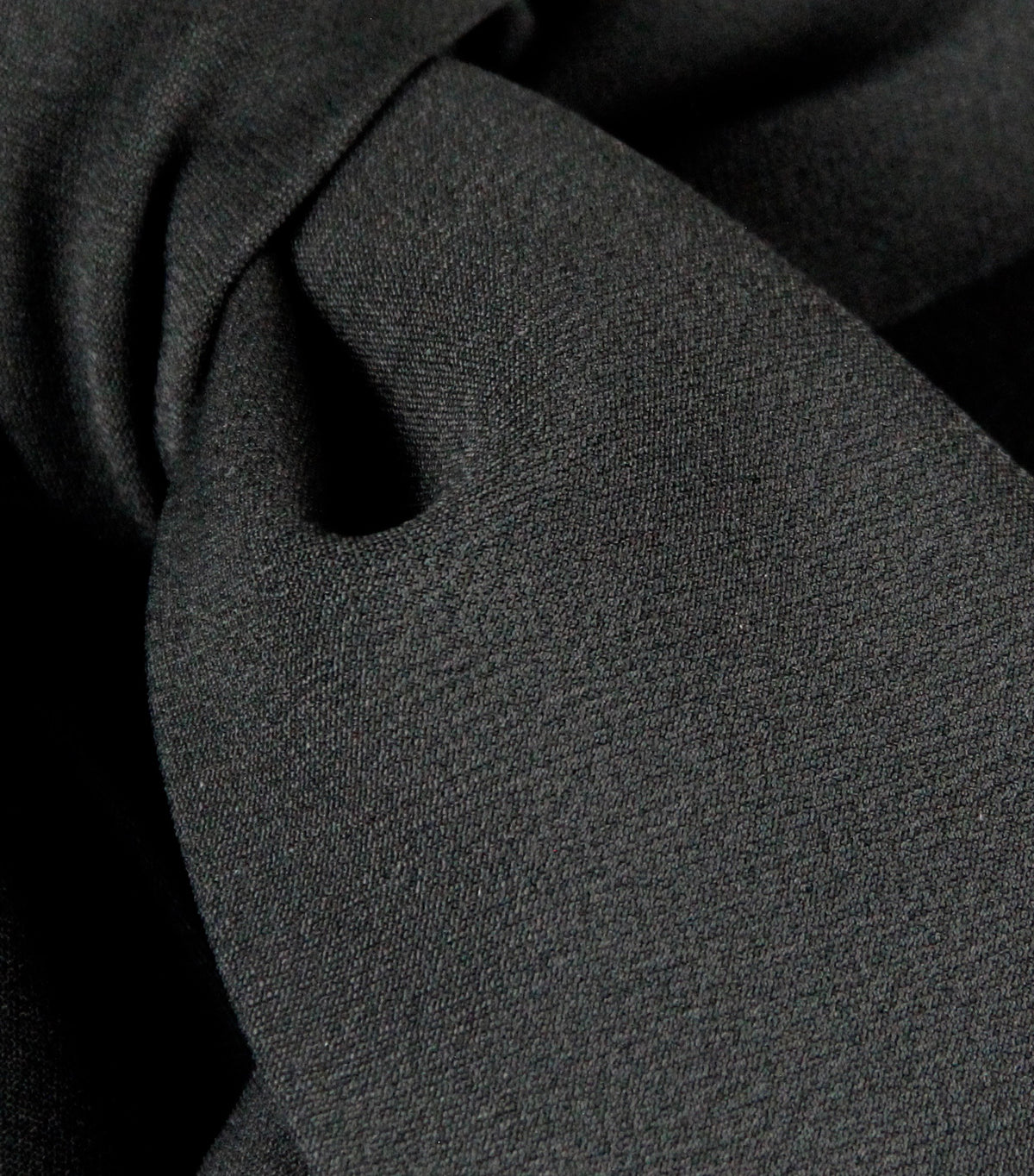 Detail abnehmbarer Multiplyfashion Schalkragen lang in schwarz.