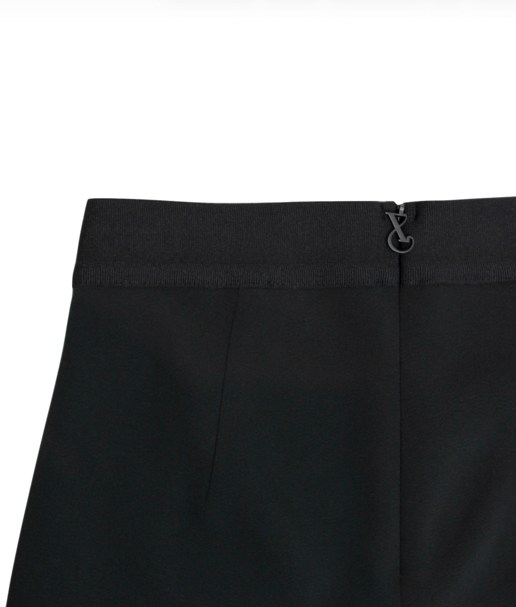 Detailansicht nachtverdeckter Reißverschluss mit Logo Zipper und hochwertiger Gummibund.