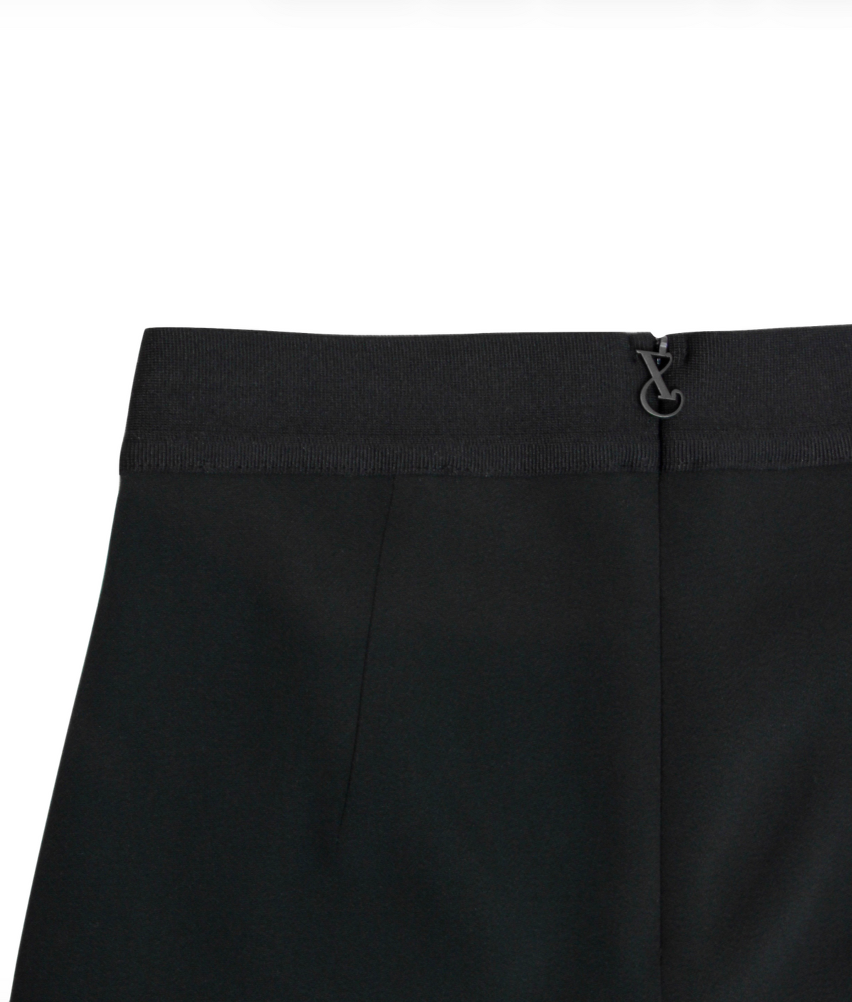 Detailansicht nachtverdeckter Reißverschluss mit Logo Zipper und hochwertiger Gummibund.