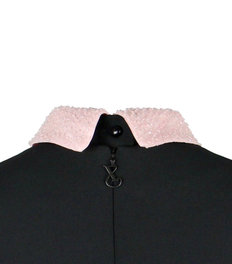 Abnehmbarer rosa Kragen mit Glasperlenstickerei auf Multiplyfashion Shift-Oberteil dargestellt. Rückseite mit kleinem, schwarzem Knopf.