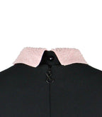 Abnehmbarer rosa Kragen mit Glasperlenstickerei auf Multiplyfashion Shift-Oberteil dargestellt. Rückseite mit kleinem, schwarzem Knopf.