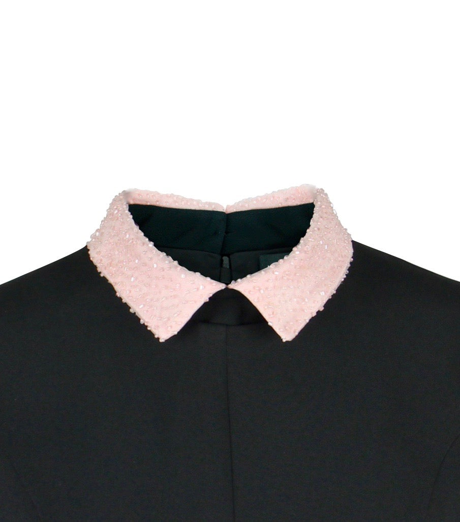Abnehmbarer rosa Kragen mit Glasperlenstickerei auf Multiplyfashion Shift-Oberteil dargestellt.