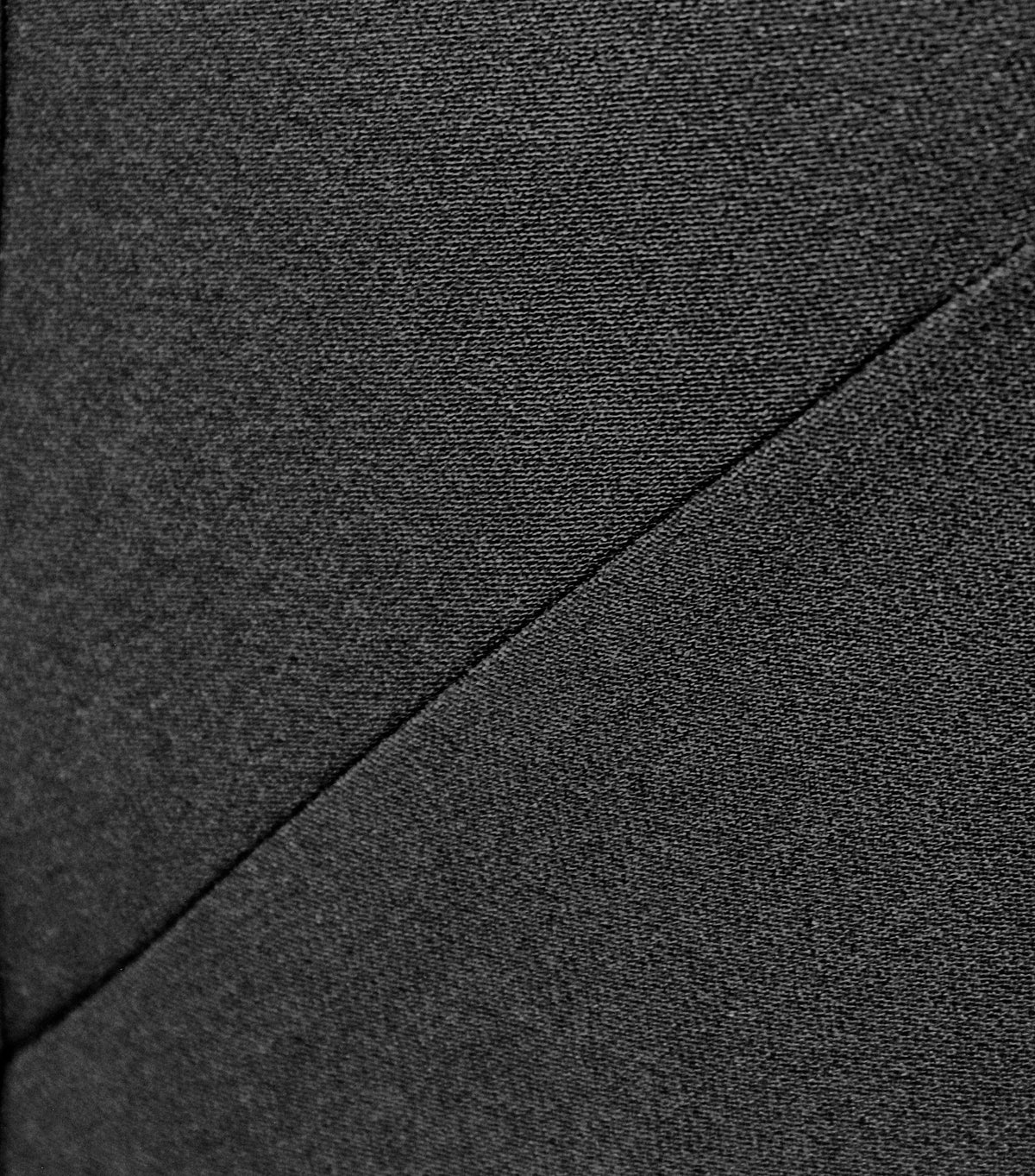 Detailansicht der hochwertig verarbeiteten Naht am Muliplyfashion A-Linien Kleid.