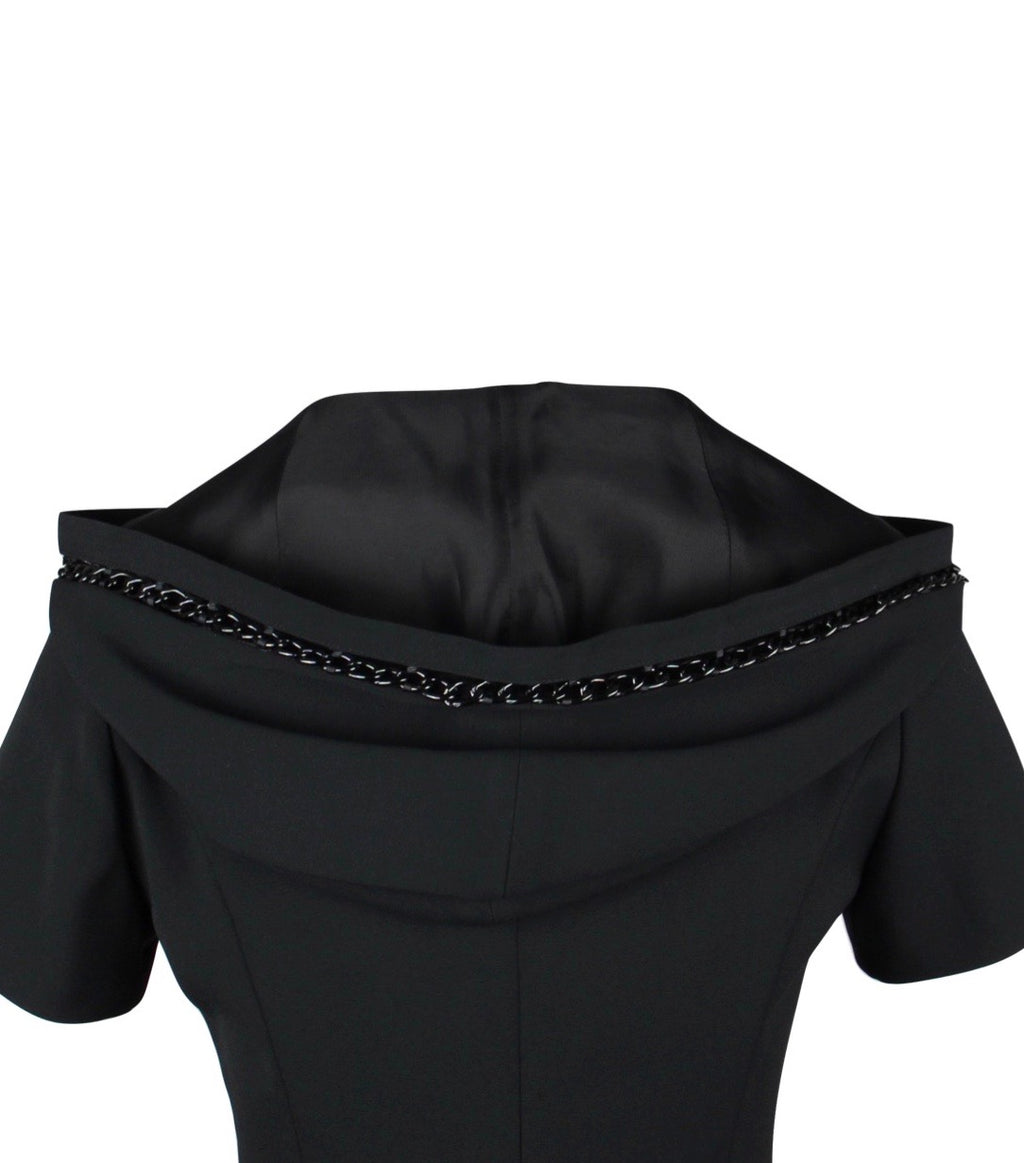 Abnehmbarer Multiplyfashion Kapuzenkragen in schwarz auf A-Linien Kleid von Hinten.
