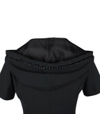 Abnehmbarer Multiplyfashion Kapuzenkragen in schwarz auf A-Linien Kleid von Hinten.