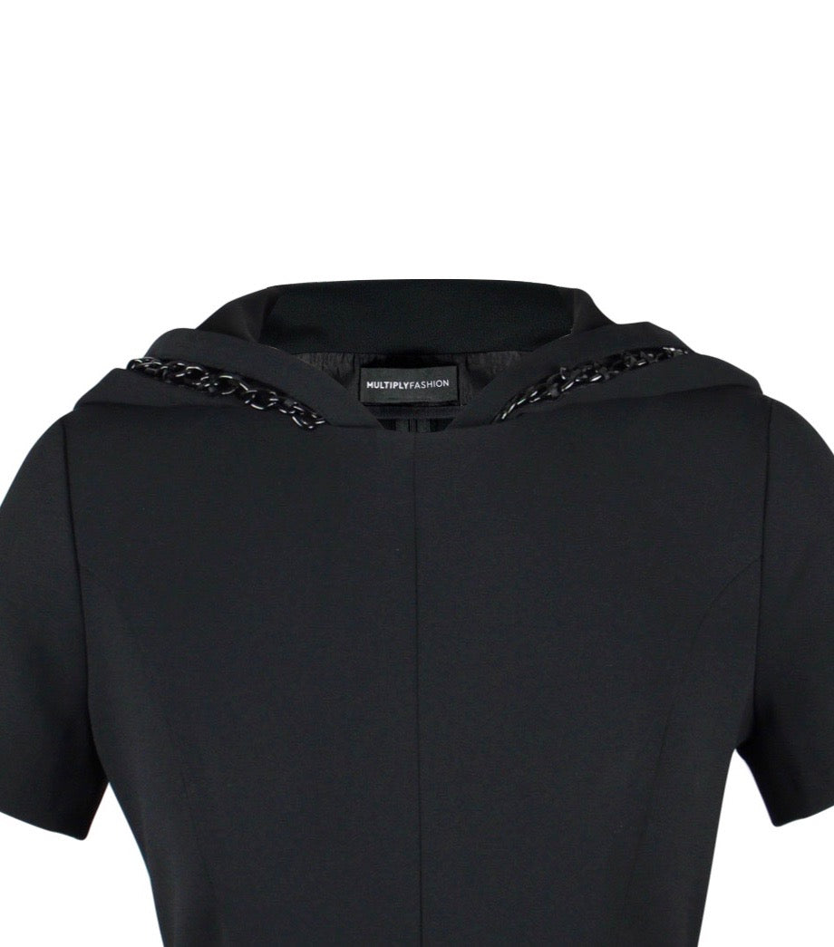 Abnehmbarer Multiplyfashion Kapuzenkragen auf A-Linien Kleid von Vorne.