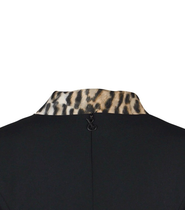 Abnehmbarer Multiplyfashion Leoprint-Schalkragen in Beige- und Brauntönen aus reiner Seide auf dem schwarzen Multiplyfashion A-Linien Kleid von Hinten.