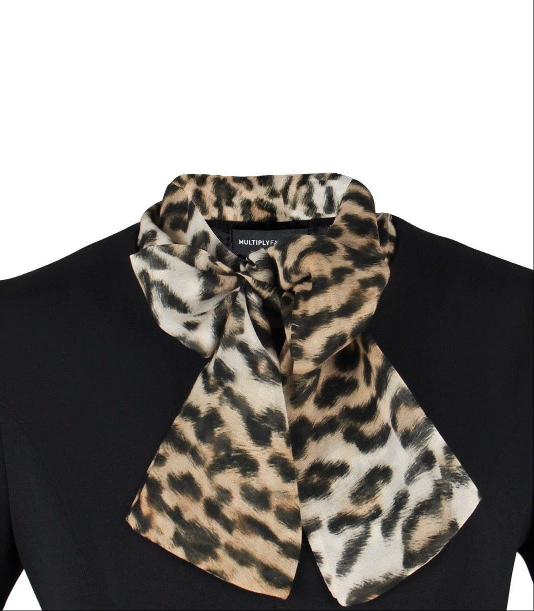 Zur Schleife gebundener, abnehmbarer Multiplyfashion Leoprint-Schalkragen in Beige- und Brauntönen aus reiner Seide auf dem schwarzen Multiplyfashion A-Linien Kleid von Vorne.