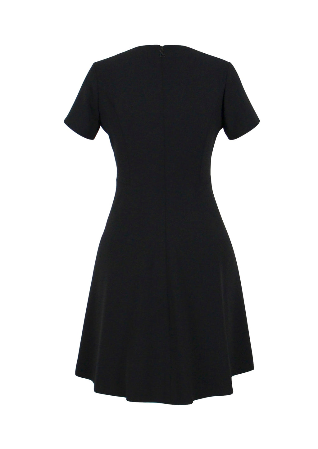 Schwarzes A-Linien-Kleid mit kurzen Ärmeln und knielangem Rock sowie einem Nahtverdeckten Reißverschluss am Rücken.