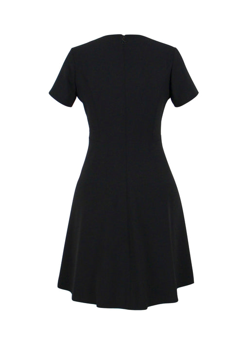 Schwarzes A-Linien-Kleid mit kurzen Ärmeln und knielangem Rock sowie einem Nahtverdeckten Reißverschluss am Rücken.