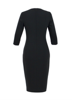 Schwarzes  Multiplyfashion Bleistiftkleid mit schmalem 3/4 Ärmel aus Viskose-Mischgewebe mit einem etwas über dem Knie endenden Saum und verdecktem Reißverschluss am Rücken.