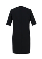 Schwarzes Multiplyfashion Shiftkleid mit 3/4 Arm, knielang aus Viskose-Mischgewebe mit verdecktem Reißverschluss und Blindstich Saum.