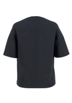 Schwarzes Multiplyfashion Shift Oberteil mit überschnittener Schulter und 3/4 Arm aus Viskose-Mischgewebe mit verdecktem Reißverschluss am Rücken. 