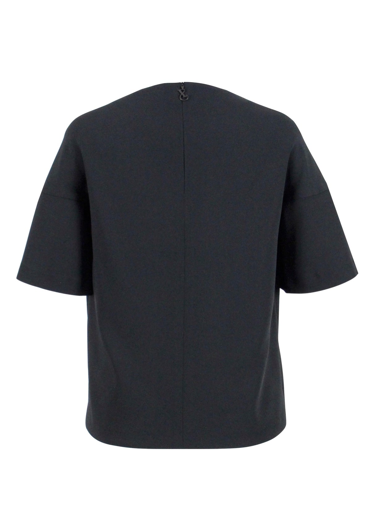 Schwarzes Multiplyfashion Shift Oberteil mit überschnittener Schulter und 3/4 Arm aus Viskose-Mischgewebe mit verdecktem Reißverschluss am Rücken. 