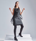 Das Model trägt den abnehmbaren Multiplyfashion Fransenkragen in Kombination mit dem schwarzen Multiplyfashion Etuikleid.