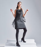 Das Model trägt den abnehmbaren Multiplyfashion Fransenkragen in Kombination mit dem schwarzen Multiplyfashion Etuikleid.