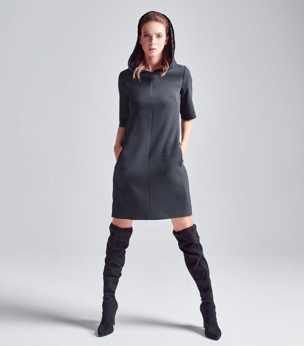 Das Model trägt den abnehmbaren Kapuzenkragen auf dem Multiplyfashion Shift-Kleid. Sie trägt die Kapuze auf dem Kopf.