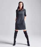 Das Model trägt den abnehmbaren Kapuzenkragen auf dem Multiplyfashion Shift-Kleid. Sie trägt die Kapuze auf dem Kopf.
