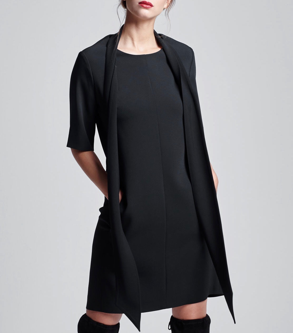 Das Model trägt den schwarzen Multiplyfashion Schalkragen leger offen auf dem schwarzen Multiplyfashion Shiftkleid.