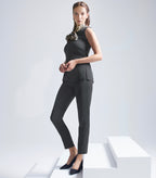 Anliegende schwarze Multiplyfashion Hose kombiniert mit dem anliegenden Multiplyfashion Oberteil und dem Multiplyfashion Leoprint Kragen. Das Model trägt dazu schwarze, elegante Pumps mit breitem Absatz..