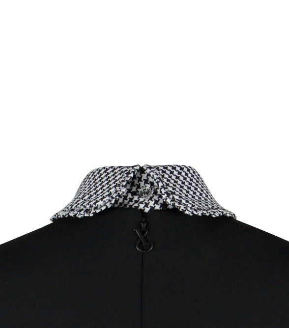 Rückseite des abnehmbaren Rüschenkragens mit Pepita Muster in schwarz weiß auf Multiplyfashion Shift-Oberteil dargestellt.