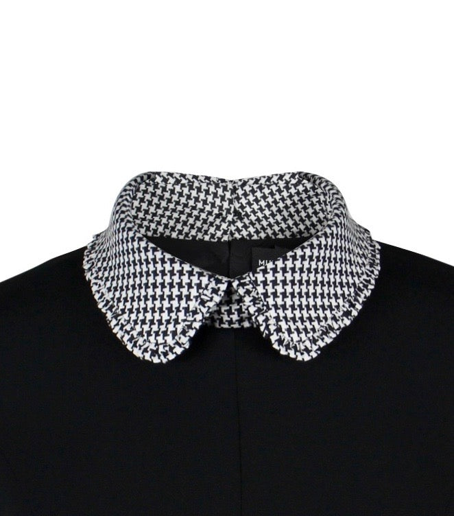 Abnehmbarer Rüschenkragen mit Pepita Muster in schwarz weiß auf Multiplyfashion Shift-Oberteil dargestellt.