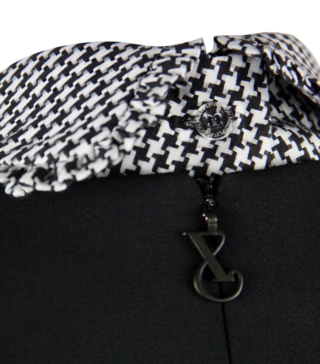 Detailansicht Multiplyfashion Rüschenkragen mit Logo Knopf.
