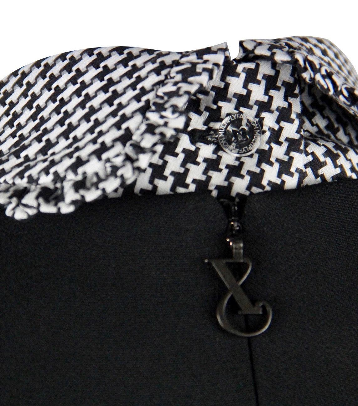 Detailansicht Multiplyfashion Rüschenkragen mit Logo Knopf.