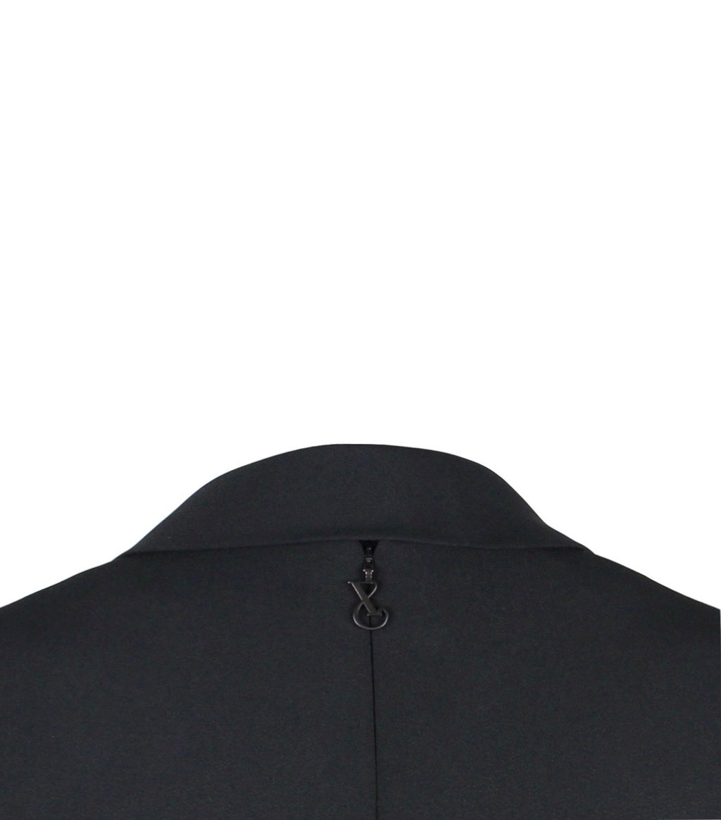Abnehmbarer Multiplyfashion Schalkragen in Schwarz aus Viskose-Mischgewebe auf dem schwarzen Multiplyfashion A-Linien Kleid von Hinten.