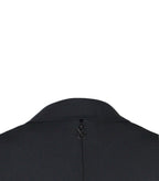 Abnehmbarer Multiplyfashion Schalkragen in Schwarz aus Viskose-Mischgewebe auf dem schwarzen Multiplyfashion A-Linien Kleid von Hinten.
