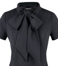 Zur Schleife gebundener, abnehmbarer Multiplyfashion Schalkragen in Schwarz aus Viskose-Mischgewebe auf dem schwarzen Multiplyfashion A-Linien Kleid von Vorne.