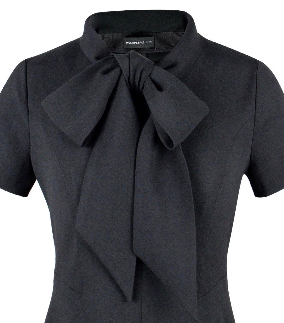Zur Schleife gebundener, abnehmbarer Multiplyfashion Schalkragen in Schwarz aus Viskose-Mischgewebe auf dem schwarzen Multiplyfashion A-Linien Kleid von Vorne.